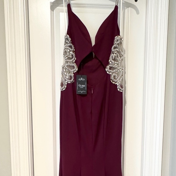 WINE COLORED, LONG MERMAID DRESS WITH SIDE CUT OUTS. - Picture 2 of 6